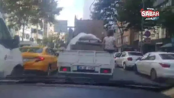 İstanbul Nişantaşı'nda eşya yüklü kamyonun kasasındaki tehlikeli yolculuk kamerada