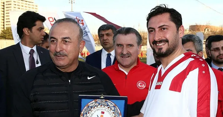 Osman Aşkın Bak ve Mevlüt Çavuşoğlu, Futsal Milli Takımı ile maç oynadı
