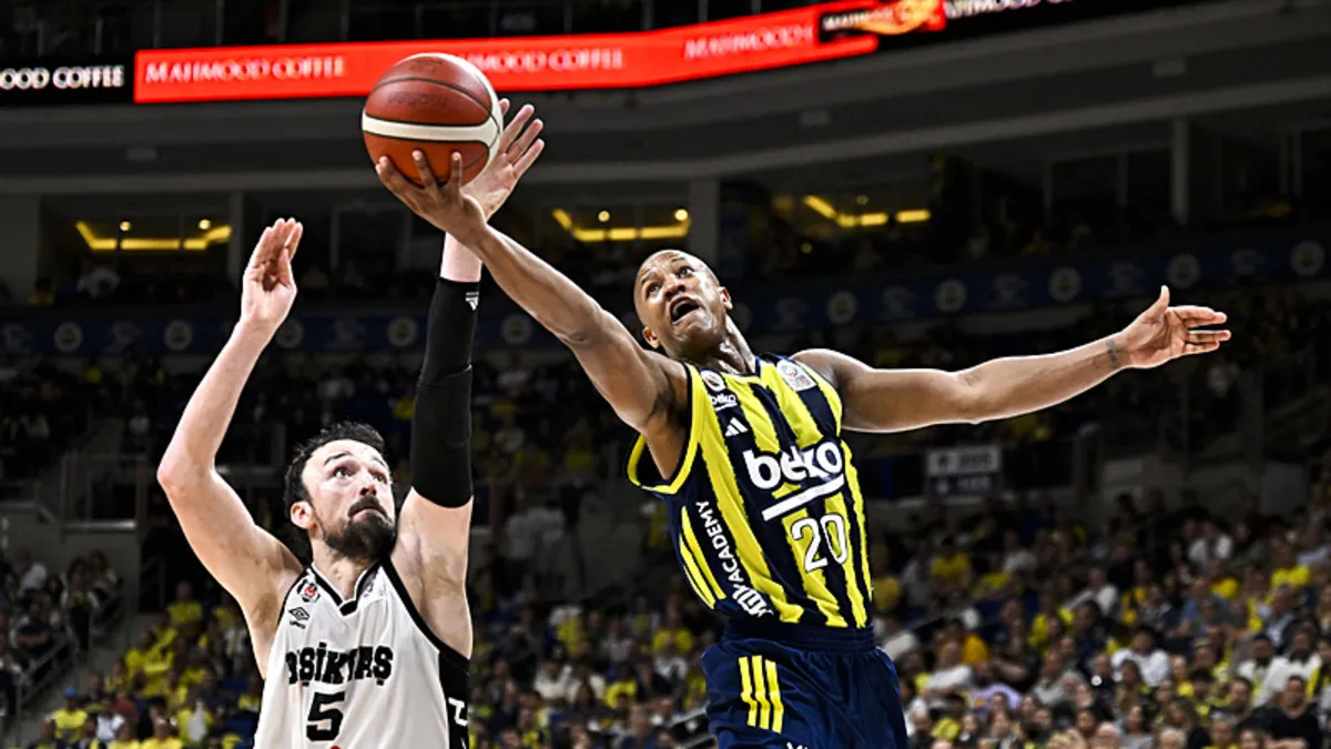 Beşiktaş ve Fenerbahçe Beko basketbolcuları sahada mücadele ederken