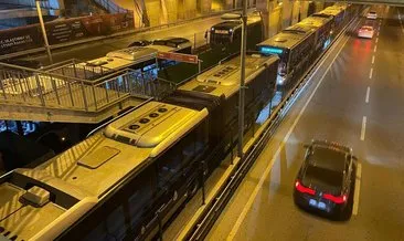 İstanbullunun ulaşım çilesi! Yine metrobüs yine arıza: Uzun kuyruklar oluştu