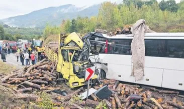 Otobüs ile TIR çarpıştı 2 ölü 23 yaralı