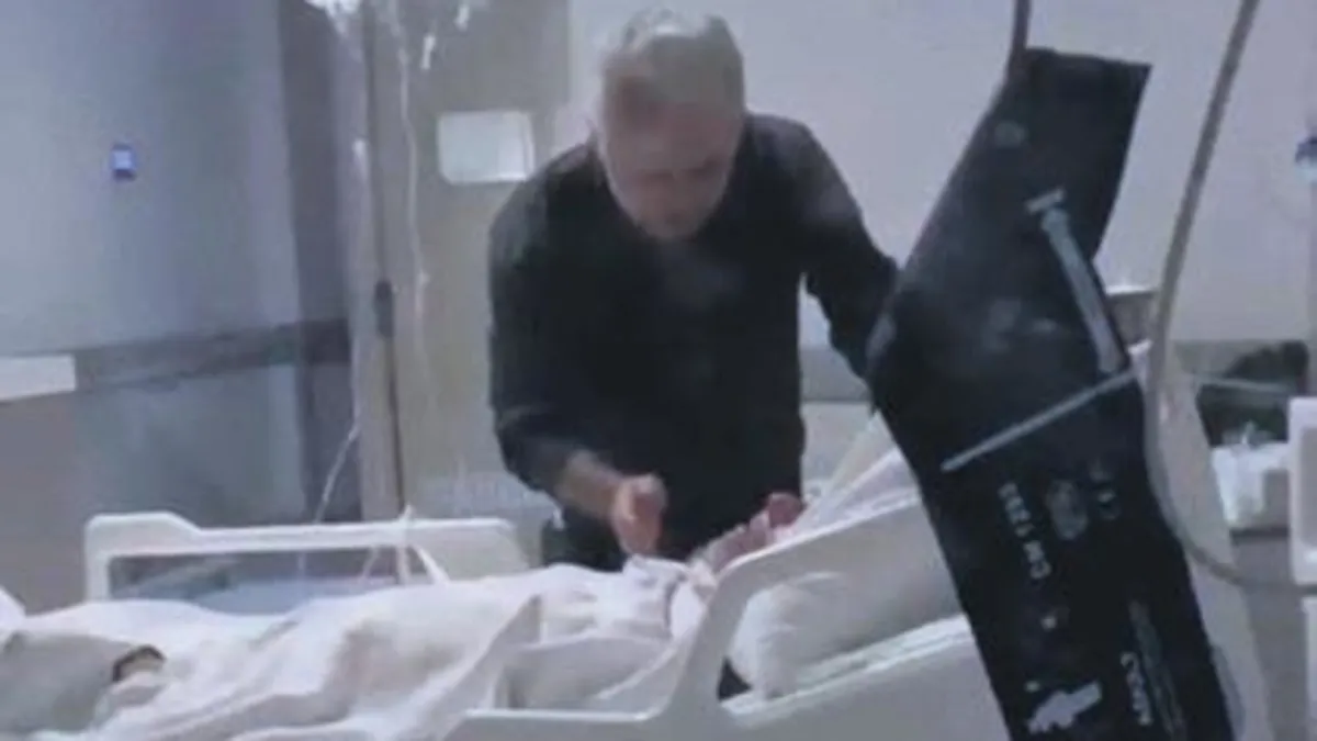 Zalim evlat, hasta yatağında babasını acımasızca darp etti