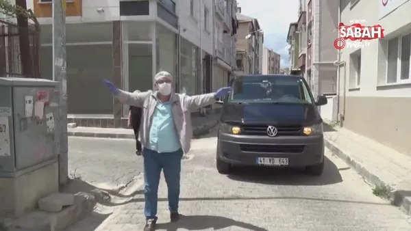 Sokağa çıkma kısıtlamasında 'Erik Dalı' eşliğinde göbek atarak böyle ekmek dağıttı | Video