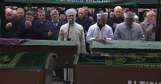 baskan-erdogan-boludaki-yanginda-hayatini-gultekin-ailesinin-cenaze-namazina-katildi-canimiz-yuregimiz-yandi-1737551089618.jpeg