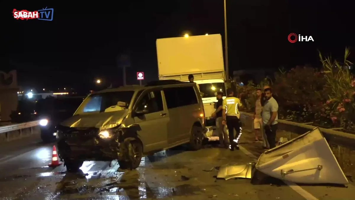 Antalya'da 3 kamyon, tur aracı ve otomobilin karıştığı zincirleme kaza: 3 yaralı | Video