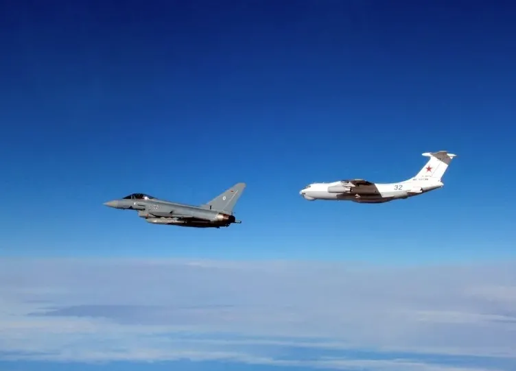 Gökyüzünde gergin anlar: İngiliz savaş uçakları Rus jetlerine müdahale etti!
