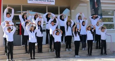 Kırşehir’deki Cumhuriyet Bayramı Kutlamalarında öğrenciler çöken ses sistemine meydan okudu