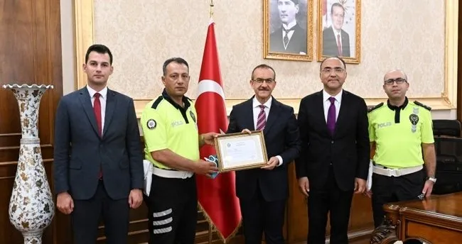 O polis memuruna validen ödül