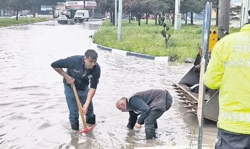 Sağanak ve dolu aniden vurdu