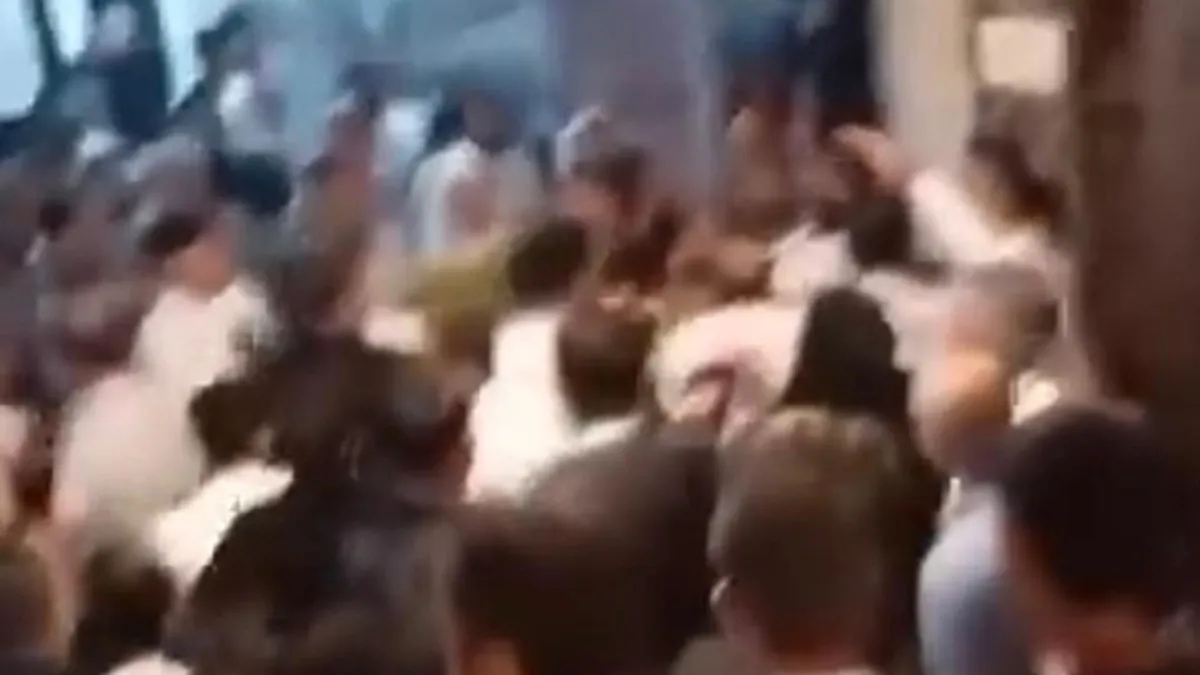 Düğün salonunda tekme, tokatlı kavga: O anlar cep telefonu kamerasında! Düğün salonunda tekme, tokatlı kavga: O anlar cep telefonu kamerasında!