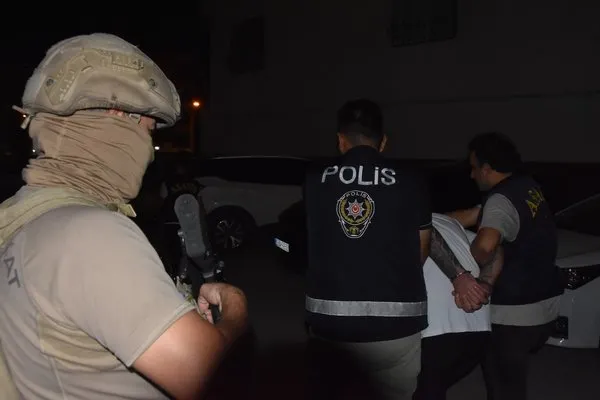 polisin-duzenledigi-operasyonda-aranan-305-sahis-yakalandi-suphelilerden-biri-saklandigi-bazanin-altindan-cikt-1755076410380.jpg