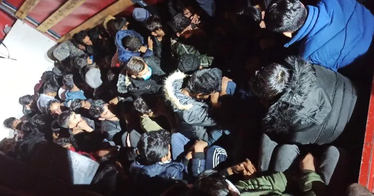 Kamyonet kasasından 61 kaçak göçmen çıktı
