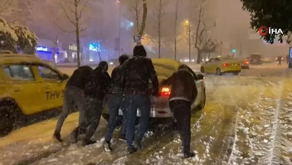 Beşiktaş Barbaros Bulvarı'nda araçlar yolda mahsur kaldı | Video