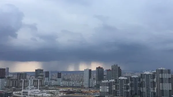 İstanbul'da gökyüzünde inanılmaz anlar! Yağış bulutlardan yeryüzüne böyle indi...