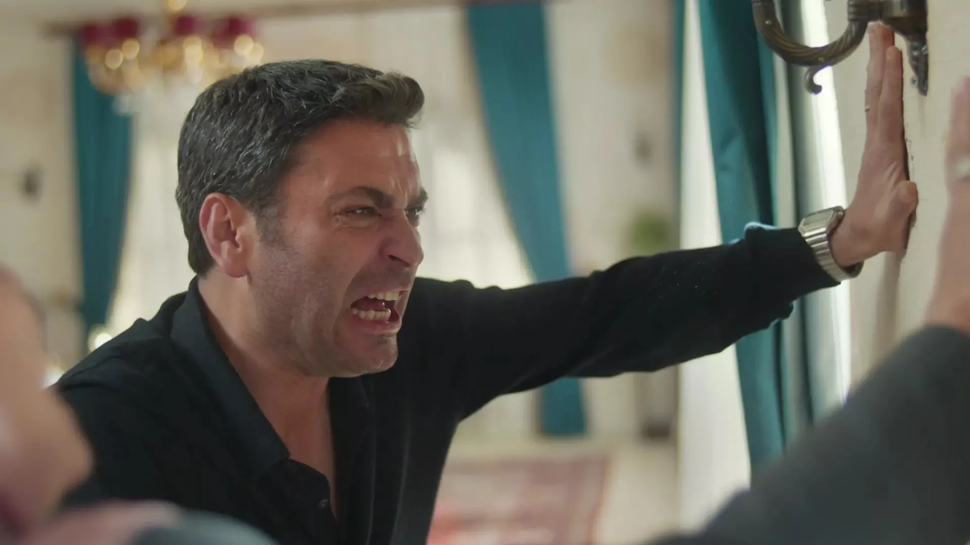 Uzak Şehir 20. bölüm izle! Kanal D Uzak Şehir 20. bölümü tek parça ve full HD izle seçenekleri!