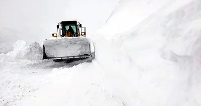 Siirt’te kardan dolayı kapanan yollarda mahsur kalan ambulans ve hastalar kurtarıldı
