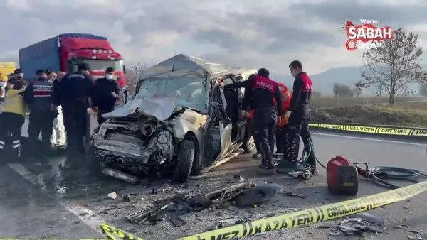Burdur'da hafif ticari araç, TIR'a arkadan çarptı: 4 ölü | Video
