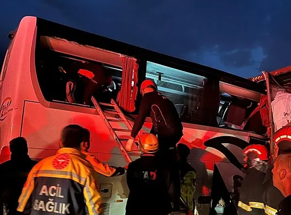 osmaniyede-yolcu-otobusu-tira-carpti-6-olu-11-yarali-1765005373215.jpeg