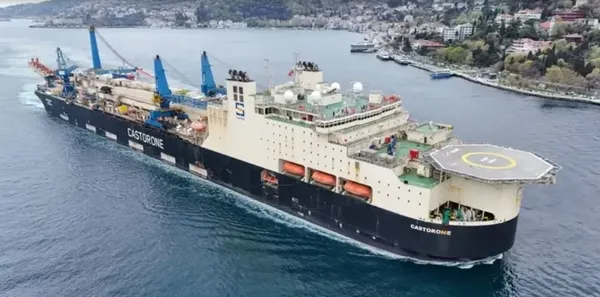 istanbul-bogazinda-castorone-isimli-kablo-doseme-gemisinin-gecisi-nedeniyle-gemi-trafigi-cift-yonlu-askiya-ali-1777553913434.jpg