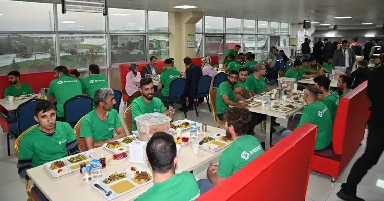 Şanlırufa Valisi Salih Ayhan fabrikada işçilerle iftar yaptı
