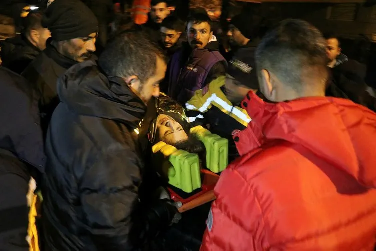 SON DAKİKA: Deprem sonrası mucize kurtuluşlar! Gözyaşları sel olup aktı!