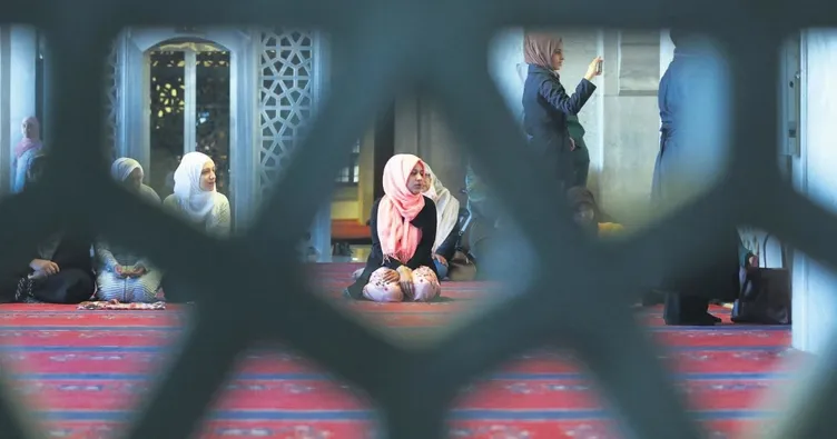 Camiler doldu taştı