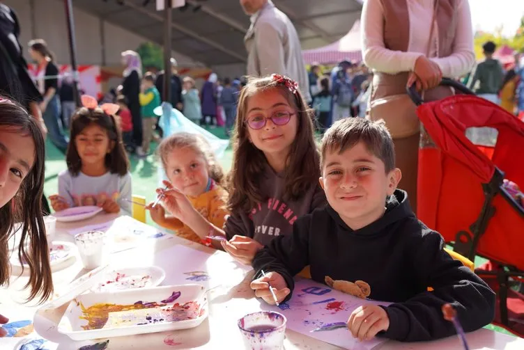 Deprem bölgesinde Cumhuriyet panayırı! Depremzede çocuklardan duygulandıran sözler: Çok mutlu oldum!