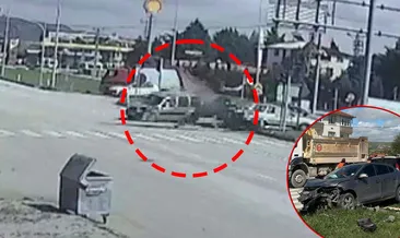 Amasya’da feci kaza: İki araç kavşakta çarpıştı! O anlar güvenlik kamerasına yansıdı