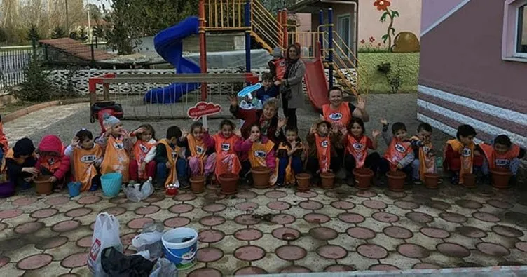 Kütahya’da minik TEMA gönüllülerinden meşe palamudu ekimi