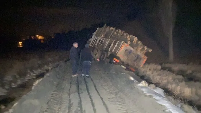 Çöken yolda batan tomruk yüklü kamyon devrilmekten son anda kurtuldu