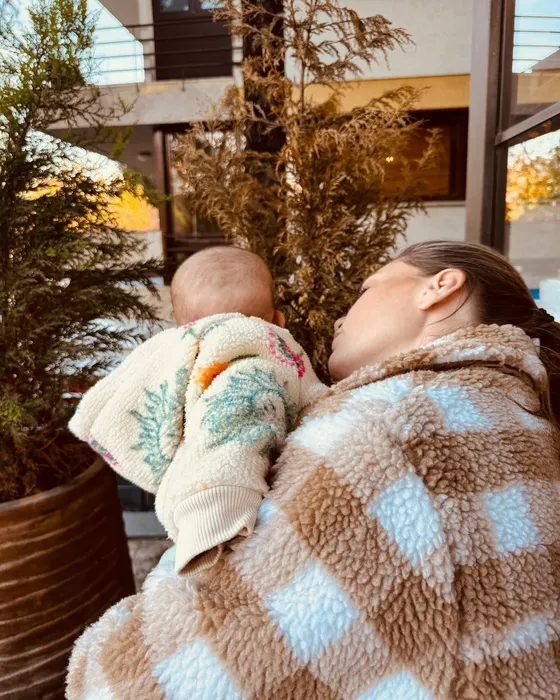 Aslı Enver’den kalp ısıtan annelik paylaşımı! Bakın kızını sevmelere nasıl doyamadı...