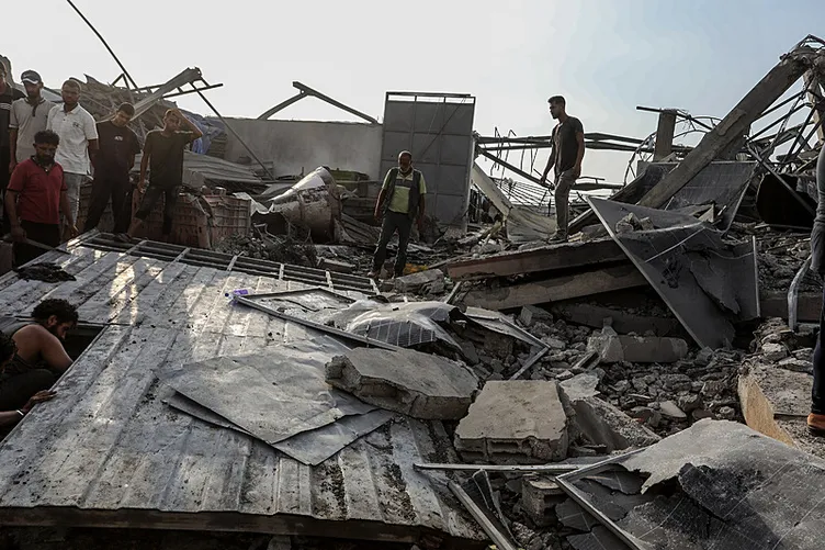 Müzakereler bitti soykırıma devam! Katil İsrail bir aileyi daha yok etti