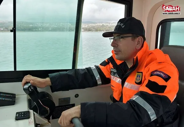Jandarma Komutanlığı kaçak avcılara göz açtırmamak için hem kıyıda hem gölde nöbette!