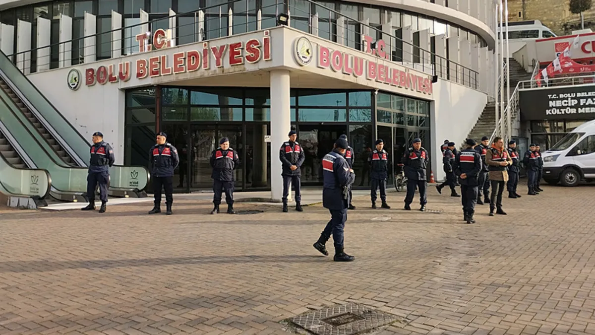Bolu Belediyesi’nde arama yapıldı: Soruşturma kapsamında 3 kişinin gözaltına alındığı bildirildi Bolu Belediyesi’nde arama yapıldı: Soruşturma kapsamında 3 kişinin gözaltına alındığı bildirildi