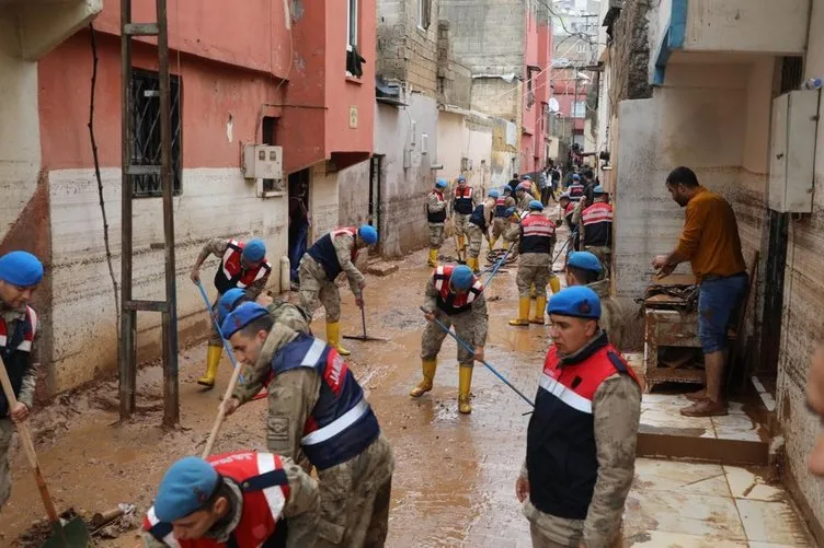 Şanlıurfa'da Mehmetçik sahada... Sel felaketinin yaraları sarılıyor