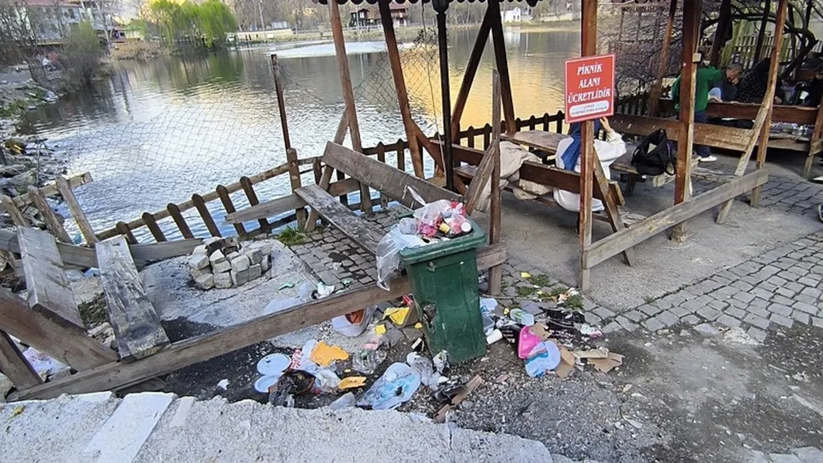 Uzundere Yedigöller Mesire Alanı çöplüğe döndü Uzundere Yedigöller Mesire Alanı çöplüğe döndü
