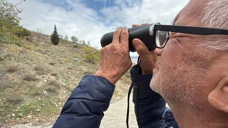 Bu mezarlık sadece dürbünle ziyaret ediliyor: Gurbette gibi uzaktan dua ediyorum!