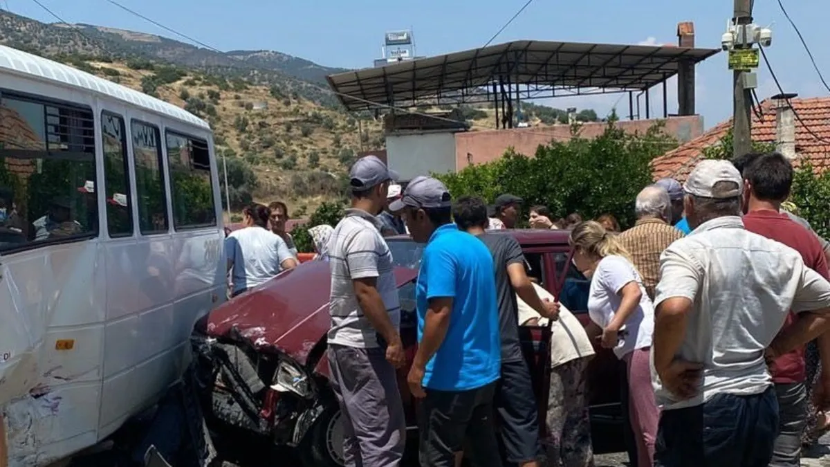 Aydın’da işçi servisi otomobille çarpıştı: 3 yaralı Aydın’da işçi servisi otomobille çarpıştı: 3 yaralı
