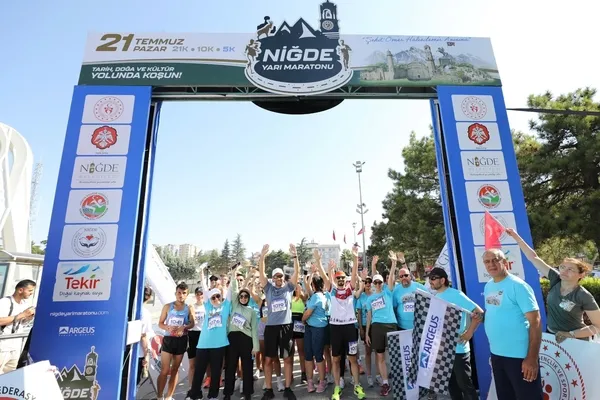 nigdede-sehit-omer-halisdemir-anisina-yari-maraton-duzenlendi-1721567141761.jpg