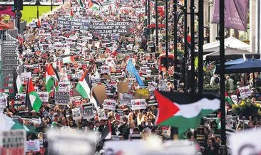 Londra’da on binler Gazze için yürüdü: Barış için umudun adı ay yıldız