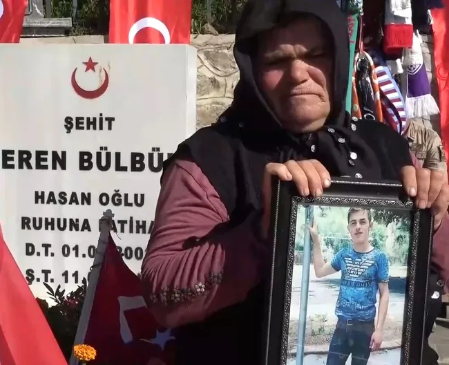 sehir-eren-bulbulun-annesinden-terorsuz-turkiye-surecine-destek-icimde-yanan-yangini-bir-ben-biliyorum-1754912041868.jpg Şehir Eren Bülbül'ün annesinden terörsüz Türkiye sürecine destek!