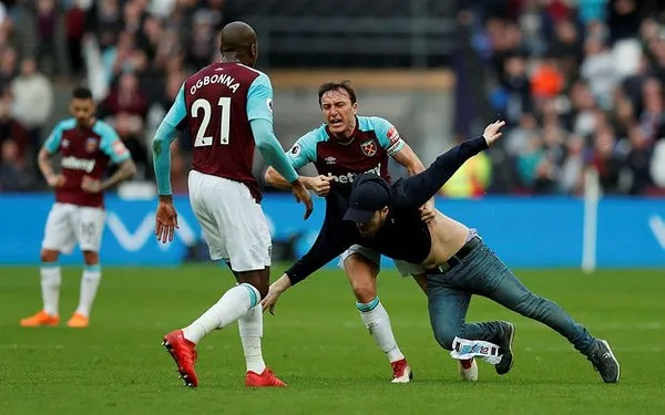 West Ham United-Burnley maçında saha karıştı!