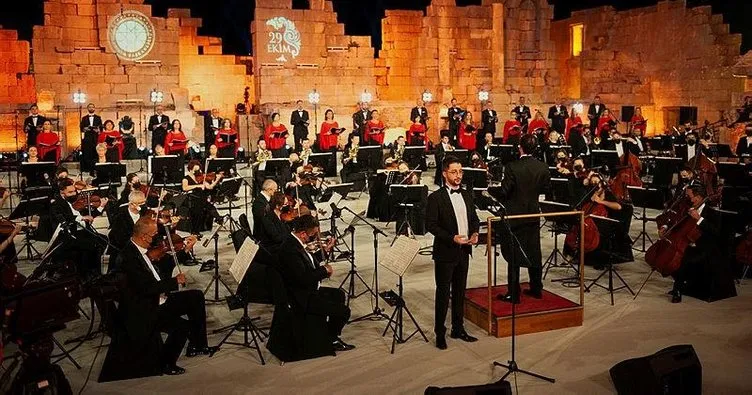 Cumhuriyet konseri Galata Kulesi’nden yansıtıldı