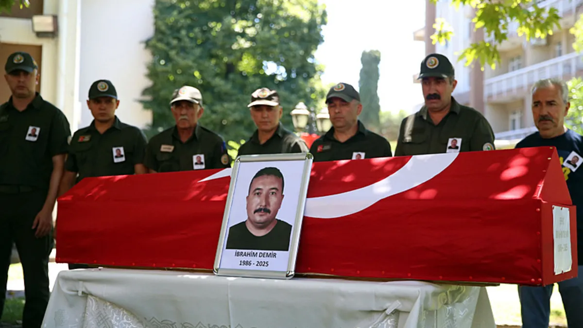 İzmir'deki yangına müdahale ederken şehit olan dozer operatörü için tören düzenlendi