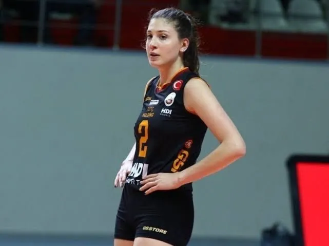 Voleybolcu İlkin Aydın’dan tepki çeken hareket: Türk Polis Teşkilatı için açılan pankartı tutmadı!