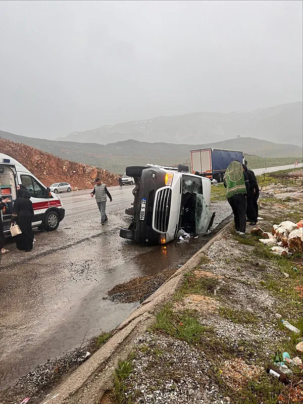 taziyeye-giden-minibus-devrildi-11-kisi-yaralandi-1777745846141.jpeg