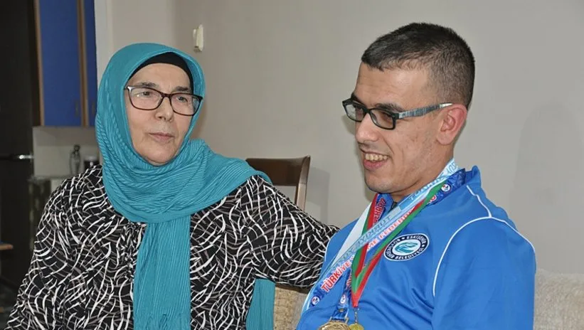 22 yıldır oğlunu bir an yalnız bırakmadı! Serebral palsili paralimpik yüzücünün başarısı engelleri aşıyor...