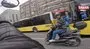 İstanbul’da kahkahaya boğan kaza: Motosikletine çarpan kişi annesi çıktı | Video
