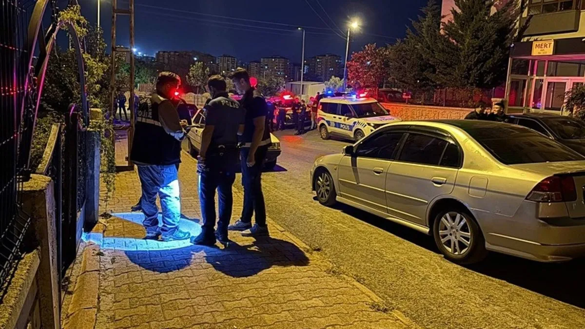 Çocuğunu korumak isterken bıçaklandı: 1’i ağır 2 yaralı