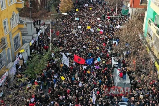 Binlercesi toplandı! Diz çöküp beklediler...